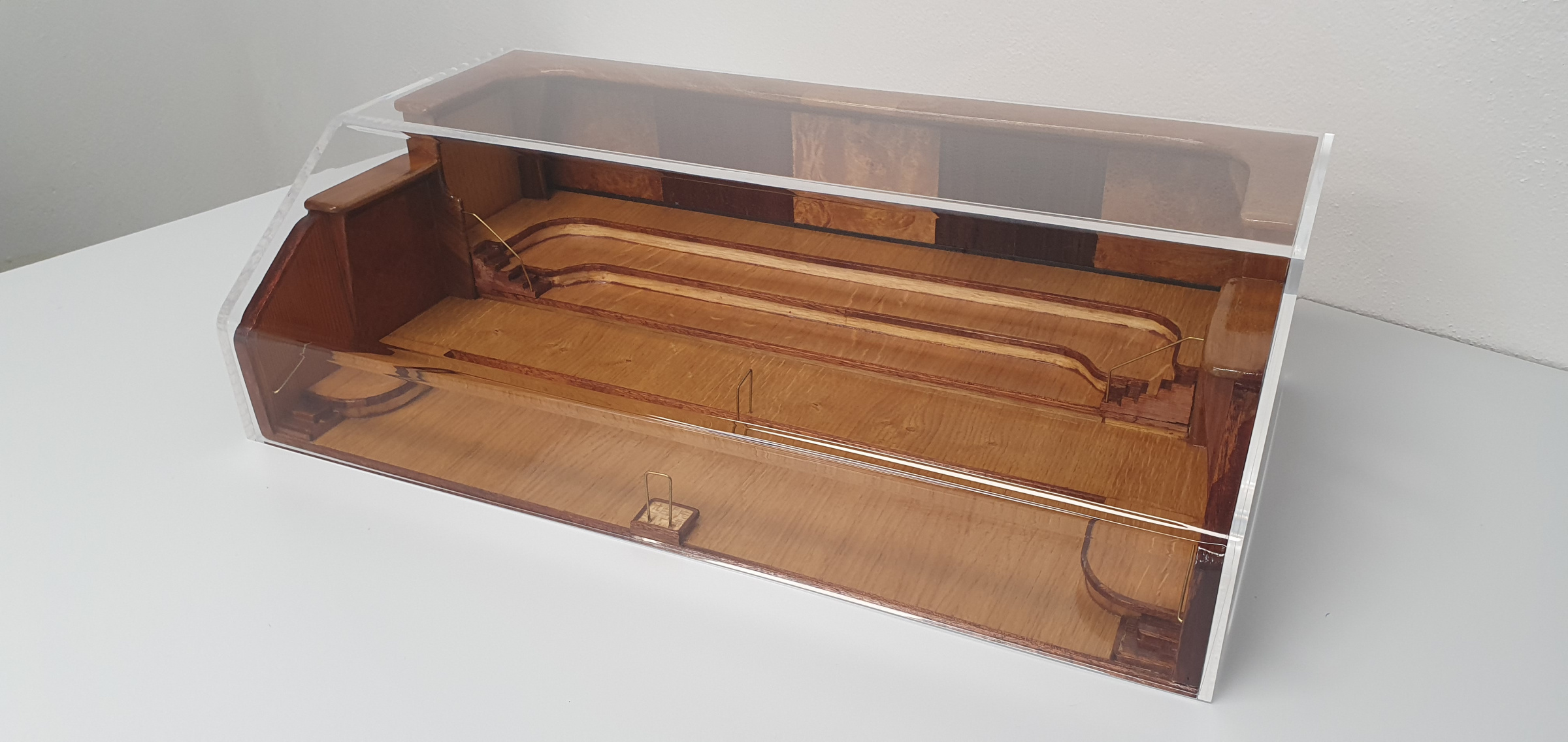 cloches et vitrines de protection plexiglas